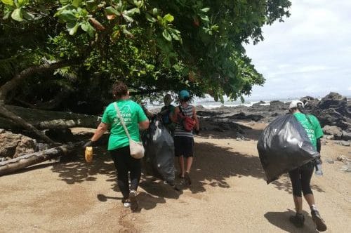 Ramassage des déchets sur une plage au Corcovado