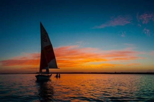bateau et coucher de soleil 