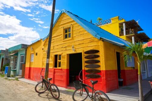 Holbox Mexique maison jaune rouge